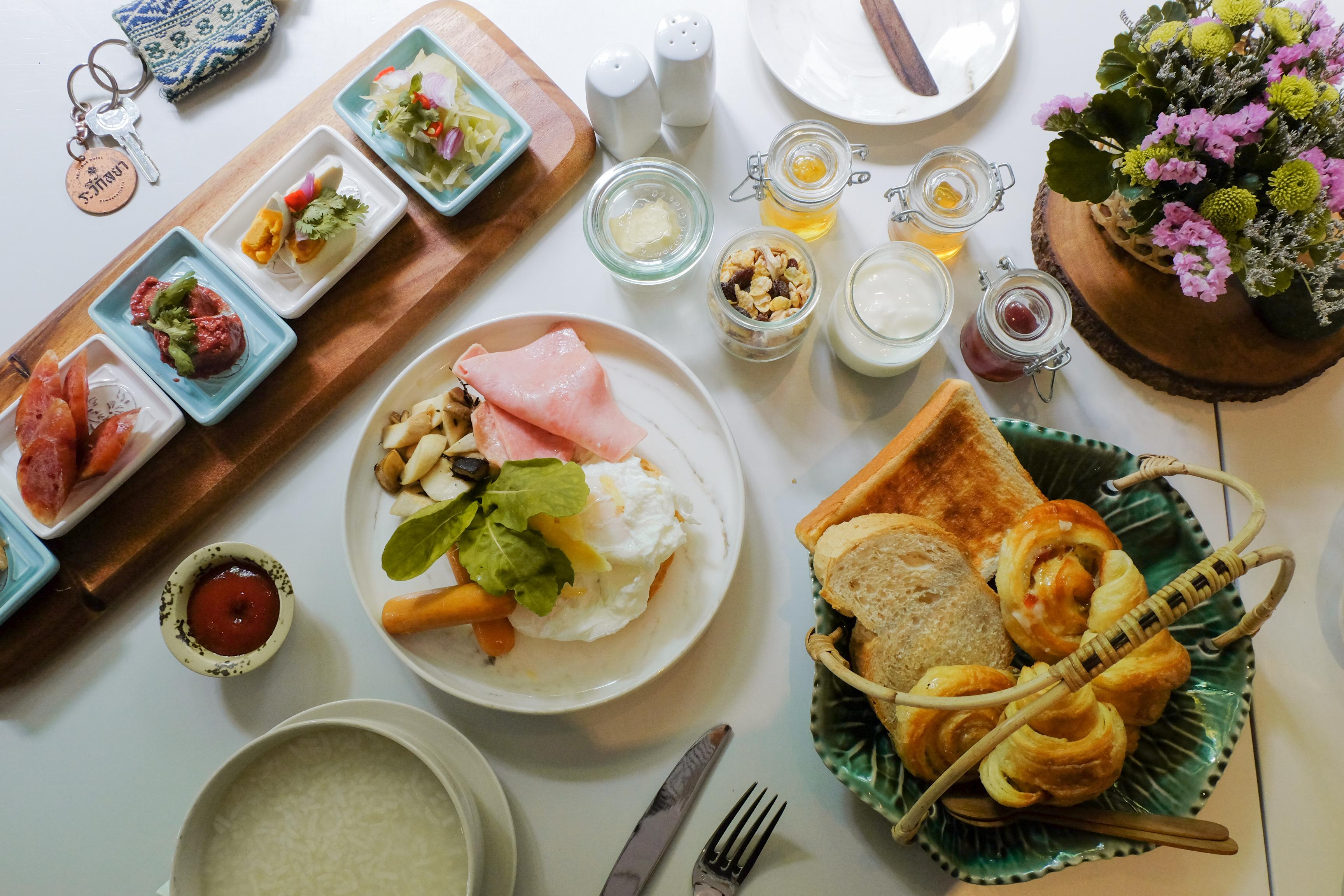 The Raweekanlaya Бангкок Экстерьер фото A typical breakfast at the hotel