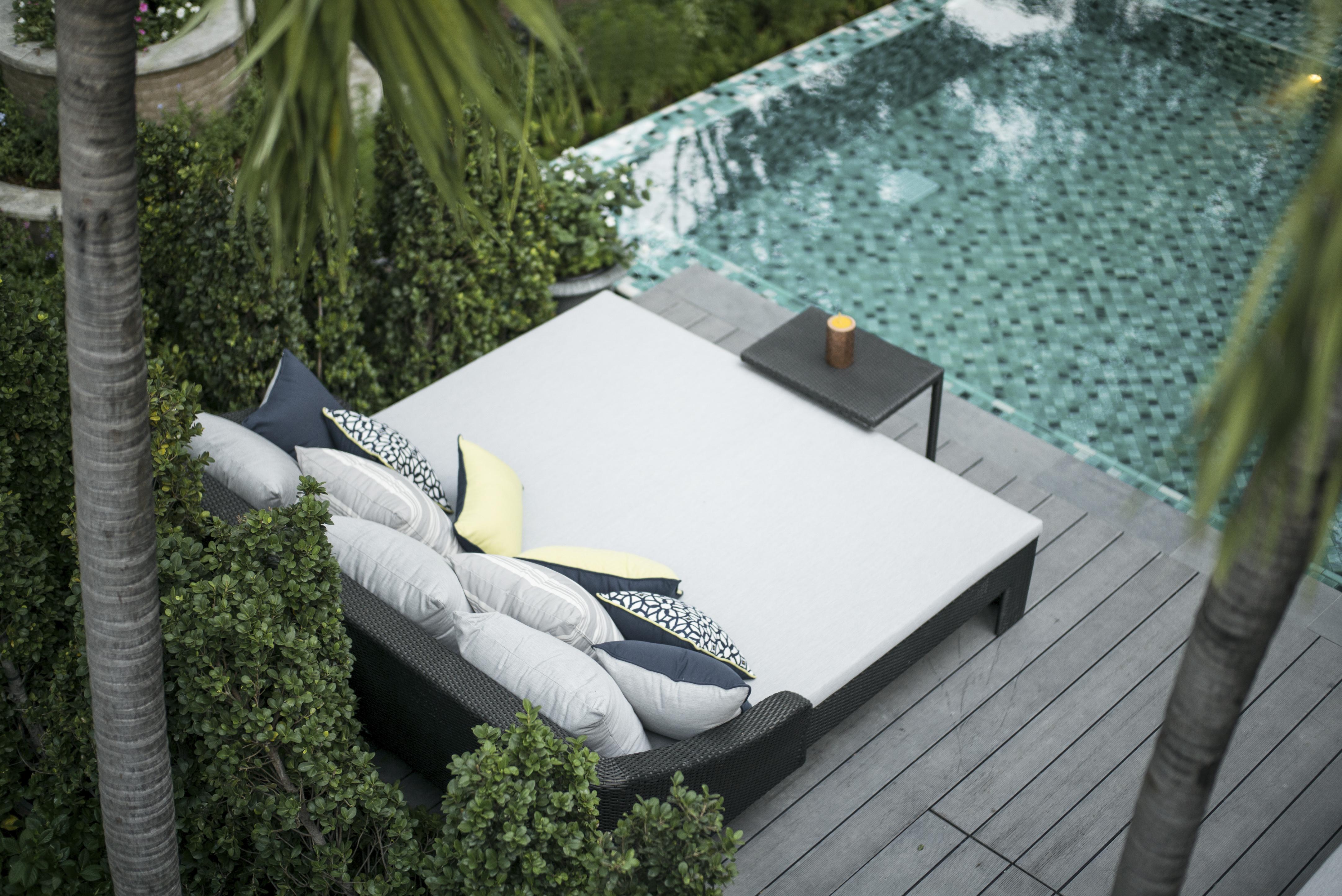 The Raweekanlaya Бангкок Экстерьер фото A poolside daybed