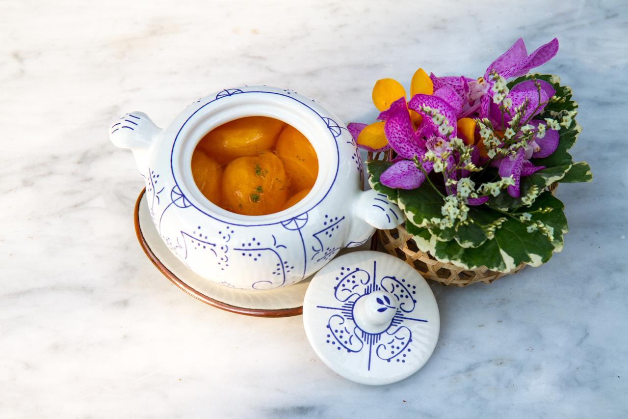 The Raweekanlaya Бангкок Экстерьер фото A pot of turmeric tea