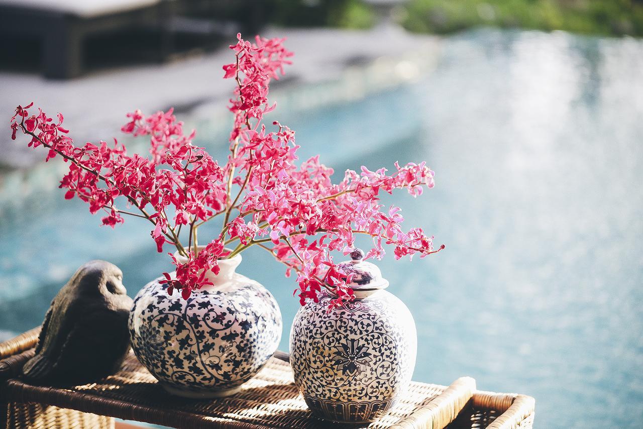 The Raweekanlaya Бангкок Экстерьер фото Vases of flowers